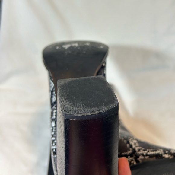 Diba True Boots Faux Snake Skin Chunky 3.5in Heel Black White Point Toe Size 7.5 - Picture 12 of 15